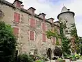 La façade orientale et la tour nord-est.