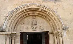 Le portail roman.