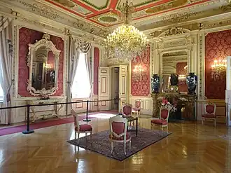 Salon rouge.
