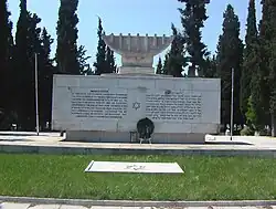 Mémorial dans le nouveau cimetière.