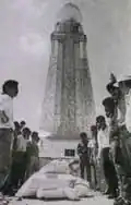 Des Salvadoriens observent la statue effondrée après le séisme de 1986&nbsp;(en)