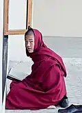 Moine au monastère de Dagpo Datsang à Kais dans la vallée de Kullu.