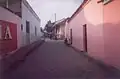 Scène de rue. Les maisons coloniales espagnoles traditionnelles donnent sur une cour/jardin pour des raisons de sécurité.