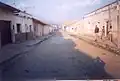 Scène de rue. Un extérieur négligé et sans prétention cache souvent un beau jardin à l'intérieur.