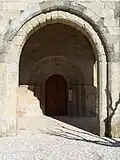 Porche et portail de l'église.
