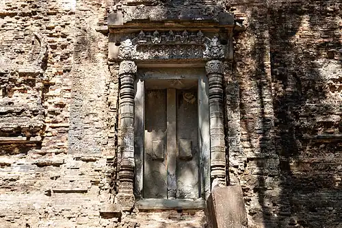 Sambor Prei Kuk, VIIe&nbsp;siècle. Fausse porte, colonnettes hexagonales et entablement de grès sculpté. Maçonnerie de brique sculptée