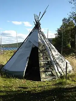 Une tente lavvu.