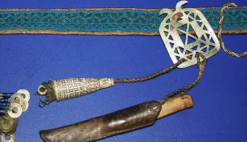 Plaque sami entre la ceinture et les ustensiles