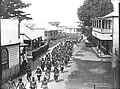 Guerriers samoans et militaires américains lors du siège d'Apia en mars 1899.