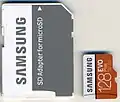 Une carte microSD, avec son adaptateur de la taille d'une carte SD classique.
