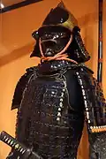Couvre-nuque en plaques articulées sur un costume de samouraï du XVIIIe&nbsp;siècle*