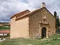 Chapelle de San Blas, en ville. Au fond on devine le parc éolien.