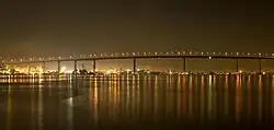 Le pont illuminé la nuit