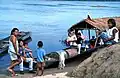 Les rives fluviales en 2002, scène de la vie quotidienne.
