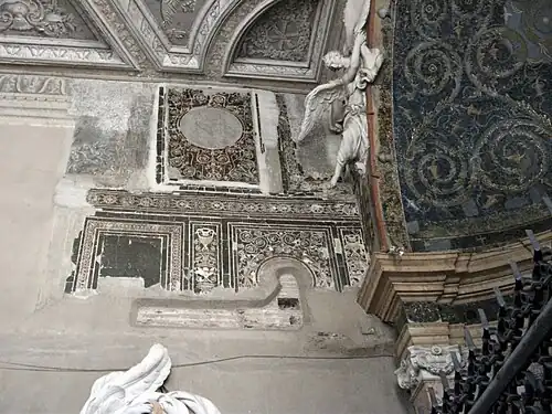 Vestige de la riche décoration murale paléochrétienne en fine marqueterie de marbre du baptistère du Latran à Rome, Ve&nbsp;siècle, (les grands morceaux de porphyre ont été pillés).