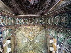 Basilique Saint-Vital (Ravenne), arc triomphal byzantin du VIe&nbsp;siècle, avec le Christ et les douze apôtres en mosaïque.