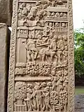 Grand stūpa, torana sud, face interne, pilier est. Bas relief montrant les passages verticaux, d'un espace à l'autre.