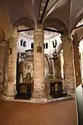 Les grosses colonnes en briques.