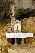 Le tabernacle et la statue de saint Michel.