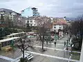 Une place du centre-ville lors d'une journée pluvieuse de décembre.