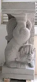Lion en vol. Décor de soubassement. Circa XIIe – XIIIe&nbsp;siècles. Grès. H. 133&nbsp;cm.