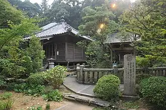 Le Yakushidō (à g.) et le Sankaku-ike (à dr.).