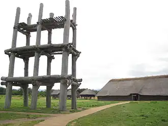 Village reconstruit sur le site de Sannai-Maruyama (préfecture d'Aomori), au nord du Japon. 3900-2200 AEC. Au premier plan, une grande plate-forme présumée rituelle / 6 trous énigmatiques.