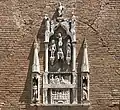 Bas-relief gothique en rajout sur la façade.