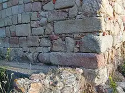 Menhir à la base de l'édifice.