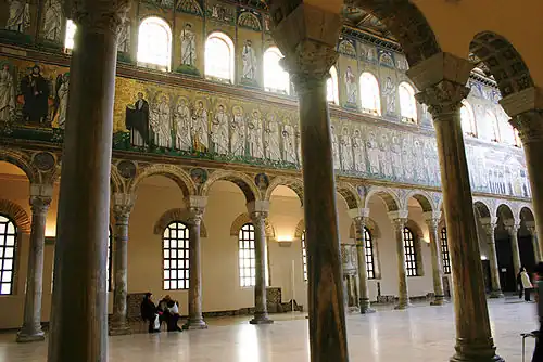 La basilique Saint-Apollinaire-le-Neuf de Ravenne, construite au début du VIe&nbsp;siècle par le roi ostrogoth Théodoric le Grand.