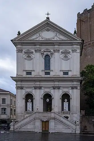 L'église avec la Tour des Milices à droite