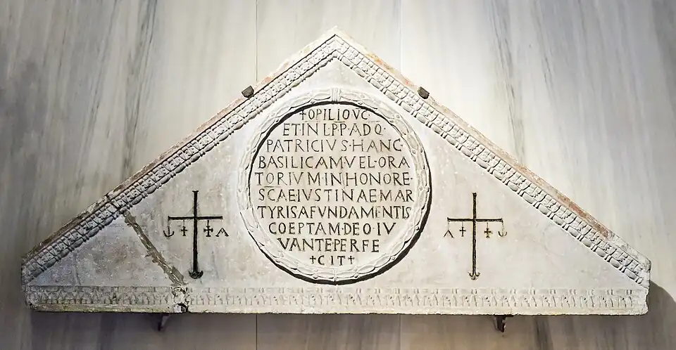 Le tympan de la première église.
