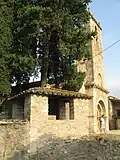 Conjurador au pied de l'église Sainte Marie de Porqueres, Catalogne, Espagne.
