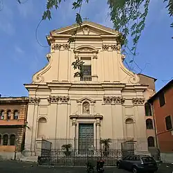 façade blanche et ouvragée d'un bâtiment religieux s'élevant sur deux étages