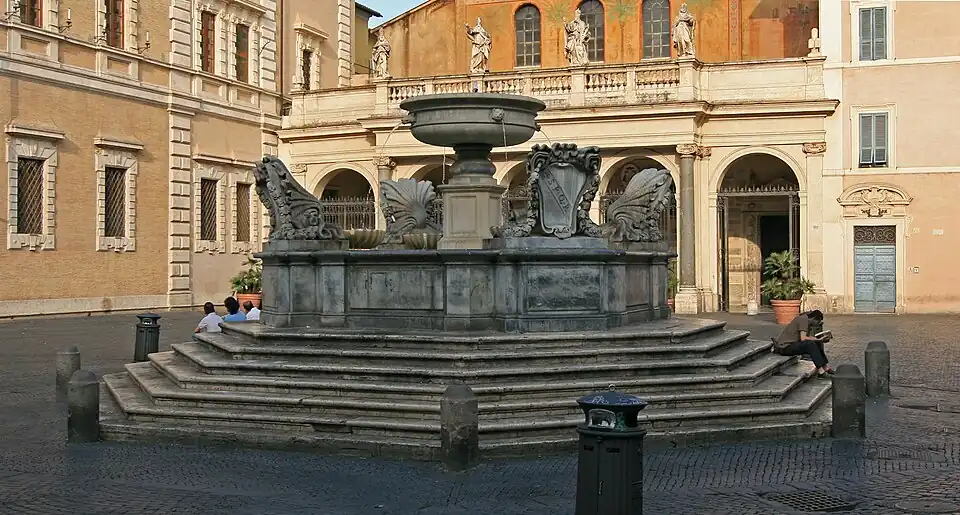 Fontaine de la place Santa Maria in Trastevere de Rome, par Bramante, Bernini, Giovanni Fontana et finalement Carlo Fontana.