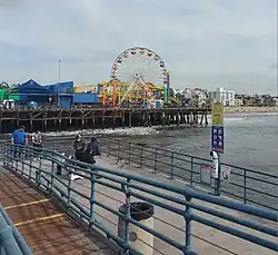 Vue du parc d'attraction, de la jetée