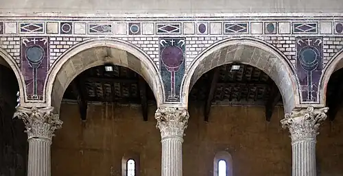 Décoration de la nef centrale en opus sectile.