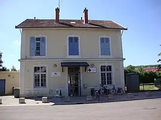Le bâtiment désaffecté de la gare de Santenay-les-Bains, qui abrite maintenant l'office de tourisme.