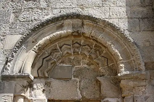 Double cordon au portail latéral de l'église Saint-Pierre-et-Saint-Paul de Santeuil.