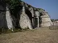 L'hémicycle de droite sur la « terrasse des hémicycles » avec le puits des sorts, noyau du sanctuaire.