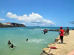 Les enfants sautent du quai