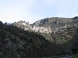 Vue de Saorge depuis la vallée de la Roya.