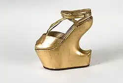 Chaussures à plateforme utilisées dans les concerts et les films.