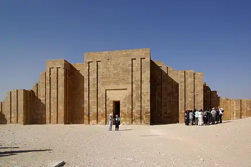 Entrée du complexe funéraire de Djéser, toute l'enceinte était à « façade de palais ».