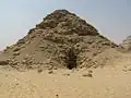 Vue sur la face nord de la pyramide d'Ouserkaf avec l'accès aux chambres souterraines
