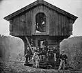 Thomas Heftye devant un stabbur à Sarabråten, Oslo daté environ 1865.
