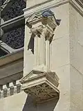 L'un des deux dais sur les contreforts de la nef.