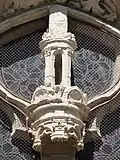 Dais Renaissance devant la même fenêtre.