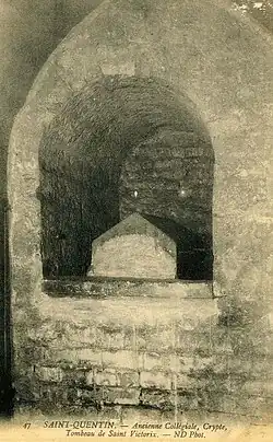 Sarcophage de pierre dans une niche de pierre.