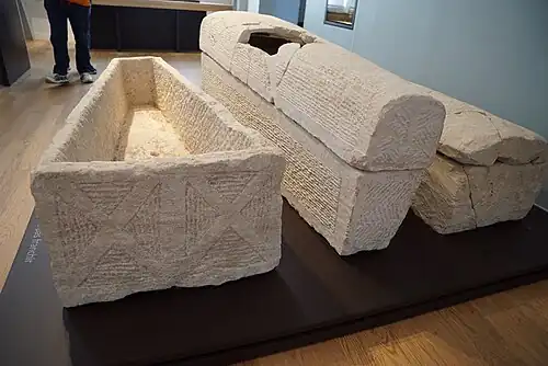 Sarcophages mérovingiens, VIe siècle.